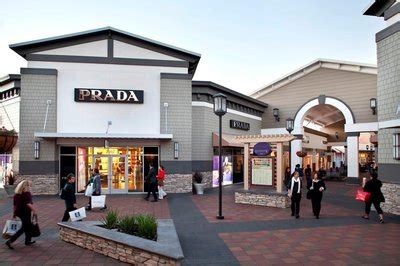 prada premium outlet paris.